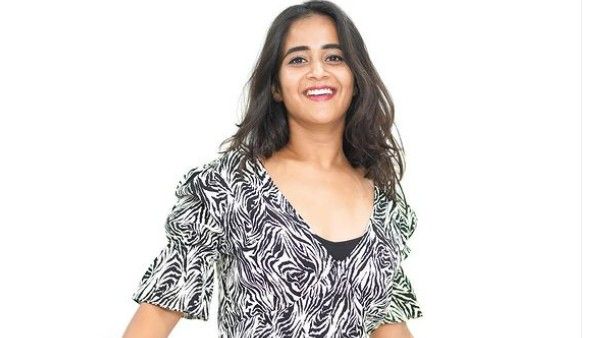 ఘాటు ఫొటోతో టెంప్ట్ చేస్తోన్న దీప్తి సునైనా: కింది నుంచి చూపిస్తూ హాట్‌గా!