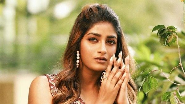 తెలుగు పిల్ల డింపుల్ అందాల జాతర: ఎద భాగం కనిపించేలా ఏకంగా ఫ్లైట్‌లోనే!