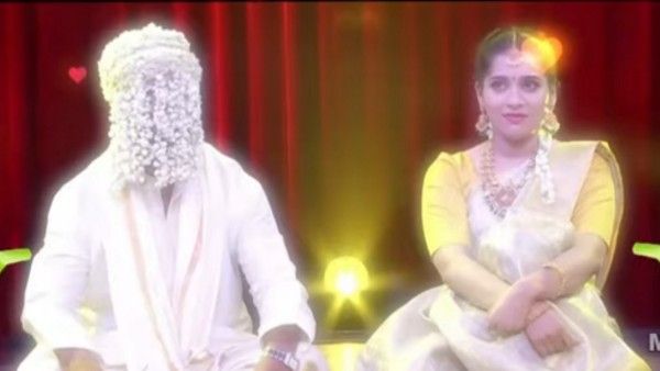 సెలబ్రిటీల మధ్యలో ముద్దుల పోటీ పెట్టిన రష్మి, హైపర్ ఆది.. ఫైనల్ గా రష్మి కాబోయే భర్తపై క్లారిటీ!