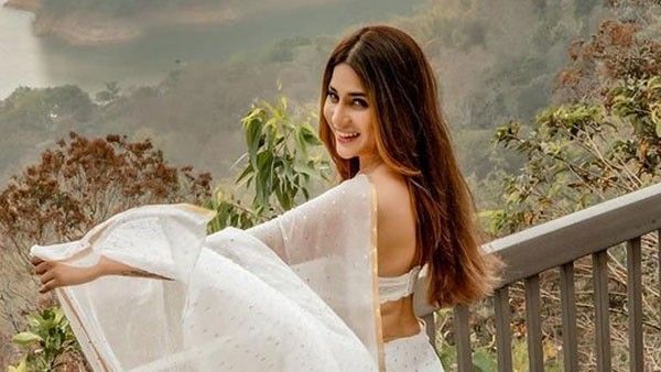 బిగ్ బాస్ హమీదా ఓవర్ డోస్ బోల్డు షో: ఎద అందాలను ఆరబోస్తూ ఘాటుగా!