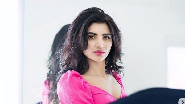 జబర్ధస్త్ వర్ష సొగసుల జాతర: అతి చిన్న డ్రెస్‌లో ఆ పార్ట్ కనిపించేలా!