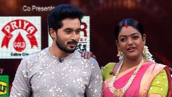 కంట్రోల్ చేసుకోలేకపోయిన వంటలక్క.. స్టేజ్ పైనే డాక్టర్ బాబుని ముద్దు పెట్టుకొని కౌగిలింతలు..