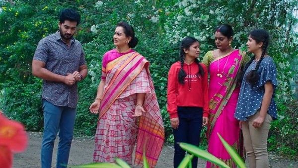 Karthika Deepam రెడ్ హ్యాండెడ్‌గా దొరికిన కార్తీక్, దీప.. కోపంతో మోనిత జుట్టు పట్టిన సౌందర్య!