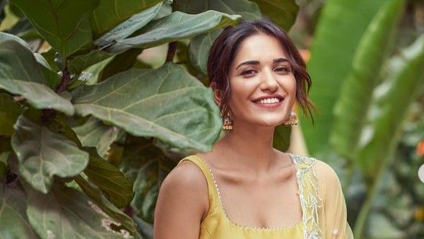 పైట తీసేసి పచ్చిగా హీరోయిన్ ఫోజులు: ఉప్పొంగిన అందాలతో రెచ్చగొడుతూ!