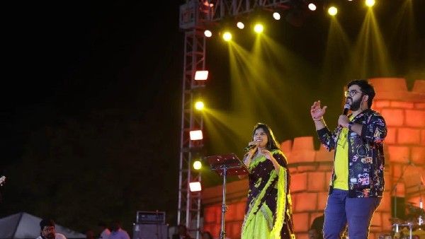 సింగర్ మంగ్లీ కారుపై రాళ్లదాడి.. వెంటపడి ఇబ్బంది పెట్టిన ఫ్యాన్స్.. ఎలా జరిగిందంటే?