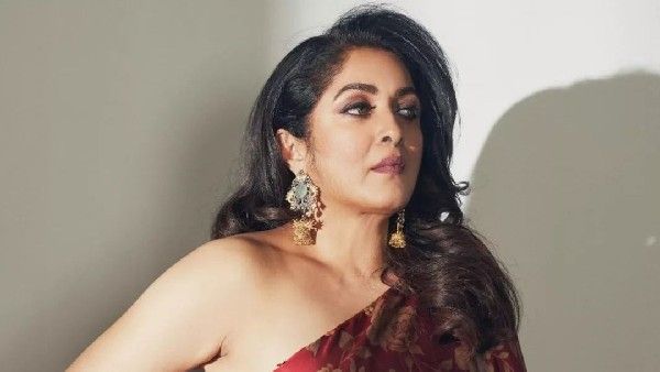Ramyakrishnan: 52 ఏళ్ళ వయసులో ఈ అందమేంటి బాబోయ్.. రమ్యకృష్ణ స్లీవ్ లెస్ లో స్టన్నింగ్!