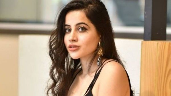 Urfi Javed చేతులకు సంకెళ్లు .. నన్ను జైల్లో చూడాలనుకునే వారికోసమంటూ వ్యంగంగా బికినీ వీడియో!