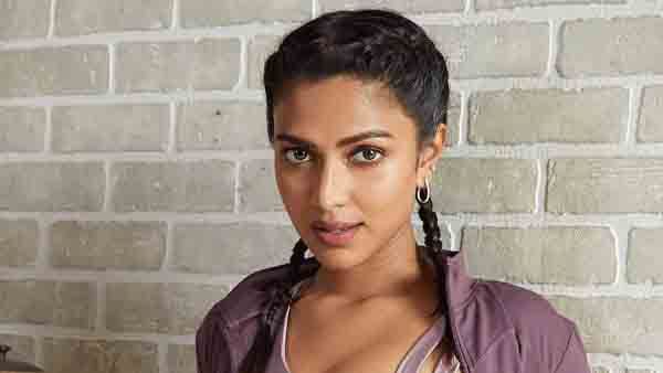 Amala Paul: అమాయకంగా కనిపిస్తూనే వంగి ఎద అందాలు చూపిస్తున్న అమలా పాల్.. తట్టుకోగలరా?