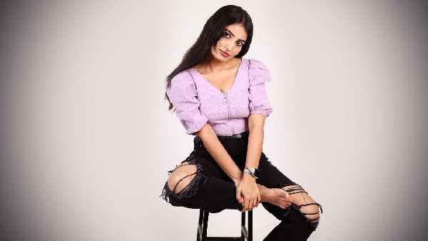 పొట్టి డ్రెస్సులో తెలుగు పిల్ల అనన్య నాగళ్ల హాట్ షో.. ముందుకు వంగి అంతా చూపిస్తూ పోజులు!