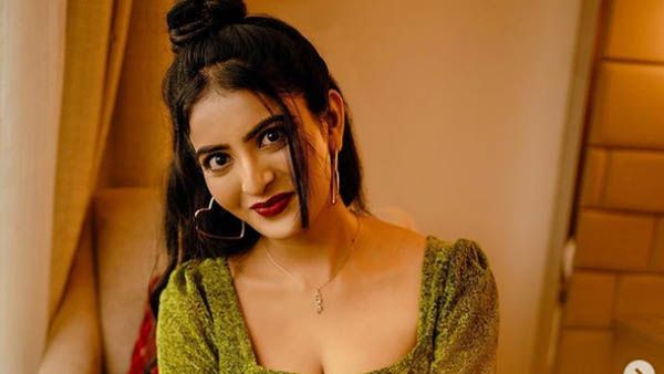 జాకెట్ లేకుండా తెలుగు పిల్ల అనన్య అరాచకం.. అమాయకపు చూపులతో అసలైనవే చూపిస్తూ, వామ్మో!