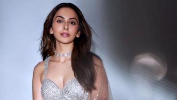 ఎద అందాలతో రకుల్ ప్రీత్ సింగ్ రచ్చ.. అలాంటి పోజులతో ఓవర్ డోస్ హాట్ షో!