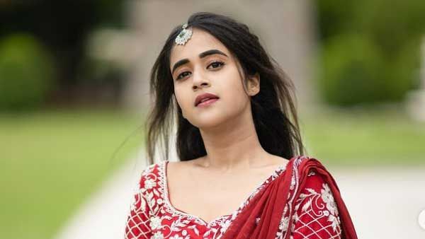 స్పోర్ట్స్ బ్రాలో అరాచకంగా దీప్తి సునైనా: మొత్తం ఊపేస్తూ రెచ్చగొడుతోందిగా!