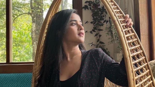 ప్యాంటు వేసుకోకుండా దీప్తి సునైనా రచ్చ: కాళ్లు అలా పైకి లేపి మరీ ఘాటుగా!