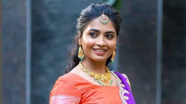 దేత్తడి హారిక ఓవర్ డోస్ హాట్ షో: ఎద నుంచి థైస్ వరకూ కనిపించేలా!