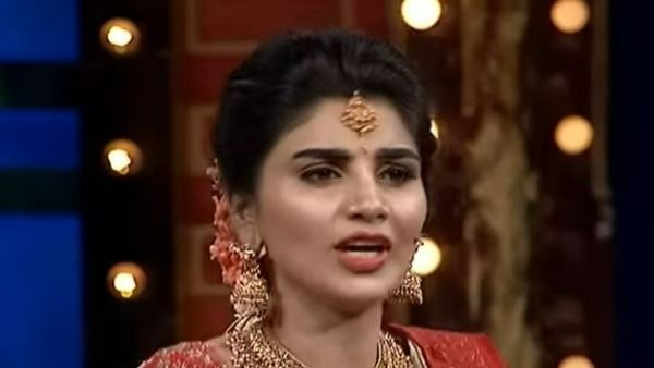 జబర్ధస్త్‌లో షాకింగ్ సీన్: వర్షను అక్కడ నొక్కిన కమెడియన్.. లేడీ గెటప్ అనుకున్నా అంటూ దారుణం!