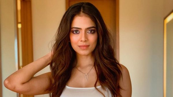 ట్రాన్సపరెంట్ బ్రాలో మాళవిక మోహనన్ అందాలు.. అంతా చూపిస్తూ కొంటెగా ఫొటోలు!