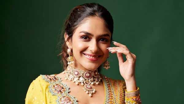 రెచ్చగొట్టేలా సీతా రామం హీరోయిన్: ఎద అందాలు మరింతగా కనిపించేలా!