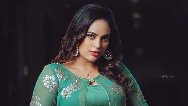 జాకెట్ వేసుకోవడం మరిచిన నందిత: ఉల్లిపొర లాంటి చీరలో మొత్తం చూపిస్తూ!