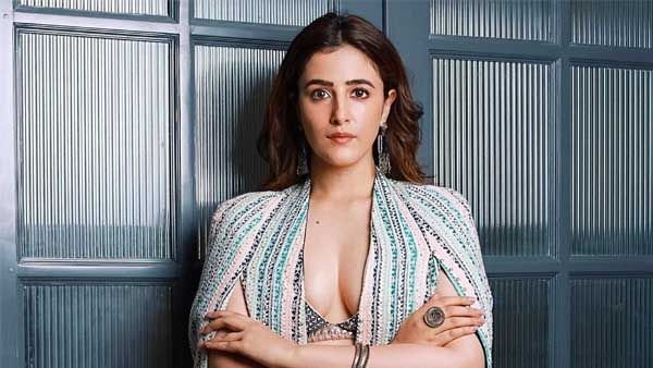 Nupur Sanon: కృతి సనన్ సిస్టర్ రెచ్చగొట్టే అందాలు.. ఒక్క సినిమాకే అక్క కంటే ఎక్కువగా చూపిస్తూ షాకింగ్!