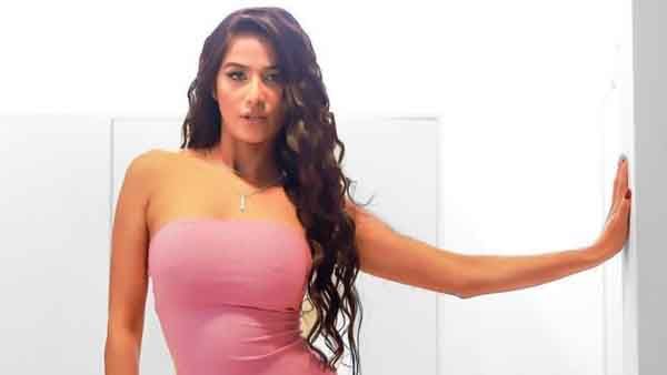 డ్రెస్ లేకుండా శృంగార తార హాట్ షో: అసలైనవన్నీ చూపిస్తూ దారుణంగా!