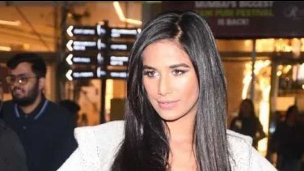 పబ్లిక్ లో బ్రా అందాలు, బికినీ సొగసులు.. పూనమ్ నగ్నంగా కనిపించినా డోస్ తగ్గట్లేదుగా..