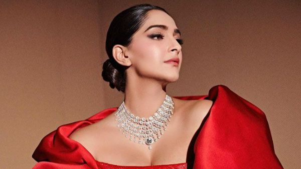 తల్లైనా తెగించిన హీరోయిన్: ఉప్పొంగిన ఎద అందాలతో షో చేస్తూ!