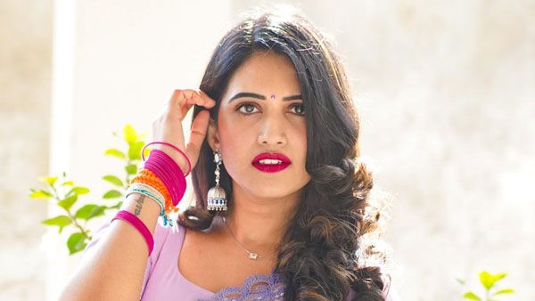 బాత్ టబ్‌లో అలా పడుకుని యాంకర్ స్రవంతి చోకారపు.. పెళ్లయిన కూడా తగ్గని అందాల విందు!