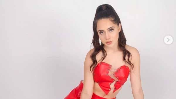 బ్యాక్ అందాలను పూర్తిగా వదిలేసిన ఉర్ఫీ జావేద్.. లో దుస్తులో మొత్తం చూపిస్తూ ఘోరంగా!