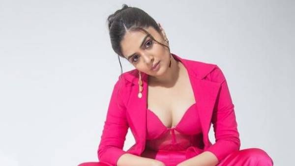 బ్రాలో యాంకర్ శ్రీముఖి అందాల వరద: ఏ ఫొటోల్లోనూ చూపించనంత హాట్‌గా!