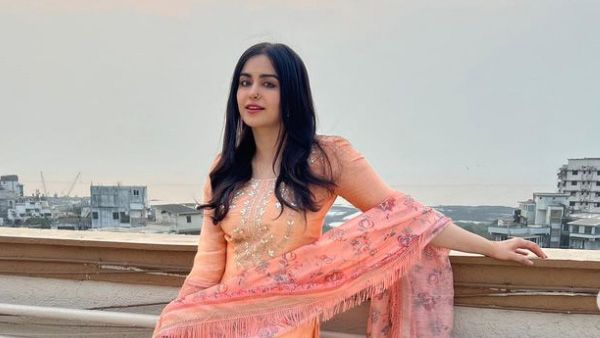 పైట తీసి.. మల్లెపూలతో రెచ్చగొడుతోన్న ఆదా శర్మ: ఇలా చూపిస్తూ కుర్రాళ్లు ఆగుతారా!