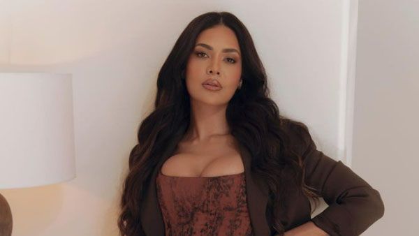 రామ్ చరణ్ హీరోయిన్ ఓపెన్ హాట్ షో.. బ్లేజర్ ఉన్న కూడా దాగని ఎద సొంపులు!