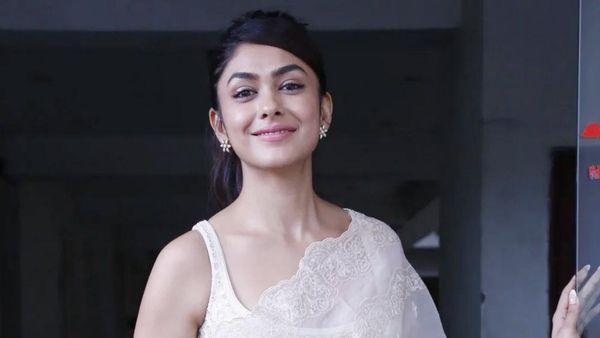 Sitaramam హీరోయిన్ బోల్డ్ షో.. అంతకుమించి మృణాల్ థాకూర్‌ అందాల ఆరబోత