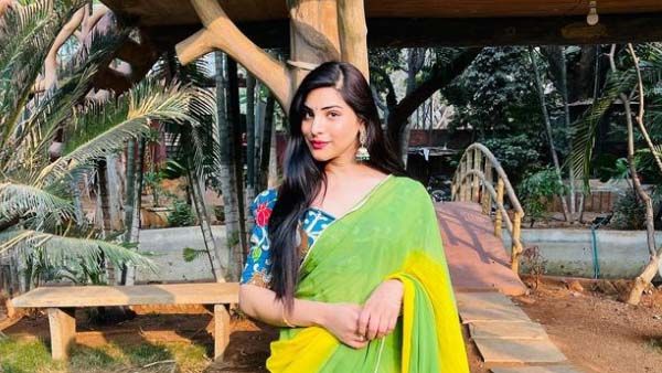 బ్రాలో షాకిచ్చిన జబర్ధస్త్ ప్రియాంక: ఏం దాచుకోవాలో అవన్నీ చూపిస్తూ!