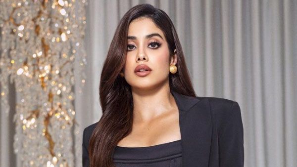 పైన ఏమీ వేసుకోకుండా జాన్వీ కపూర్ షో: ఊరించే ఫొటోలు వదిలిందేంటి!