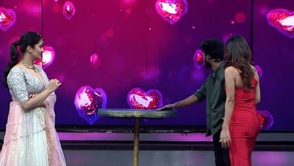 శ్రీముఖి షోలో కలకలం: బిగ్ బాస్ బ్యూటీకి రైటర్ ముద్దు.. ఇష్టం లేదన్నా బలవంతం చేయడంతో!