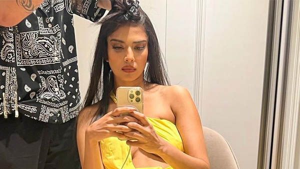 పొట్టి దుస్తుల్లో మాస్టర్ బ్యూటి మాళవిక హాట్ డోస్.. పైన కింద క్లియర్ గా చూపిస్తూ!