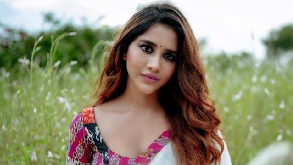 అంతా కనిపించే డ్రెస్‌లో ఇస్మార్ట్ పోరి: అలా కూర్చుని మరీ ఫ్రీ షో