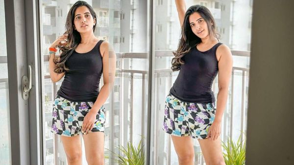 Sravanthi Chokarapu: థైస్ అందాలతో మళ్ళీ రెచ్చిపోతున్న తెలుగు యాంకర్.. స్టన్నింగ్ లుక్స్!