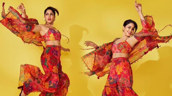 లావణ్య త్రిపాఠి హాట్ షో.. ఎప్పుడు చూపించని విధంగా ఎద అందాలు కనిపించేలా!