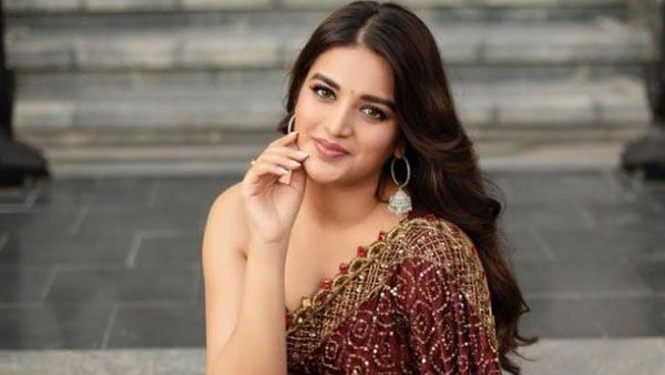 స్వామిజీతో దొరికిపోయిన నిధి అగర్వాల్: వాటి కోసమే ఇలా చేసిందా.. అప్పుడు ఆ స్టార్ హీరోయిన్ కూడా!