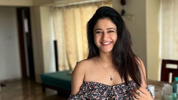 మొత్తం కనిపించేలా పూనమ్ బజ్వా సెల్ఫీలు.. 37 ఏళ్ల వయసులోనూ ఘాటు పోజులు!