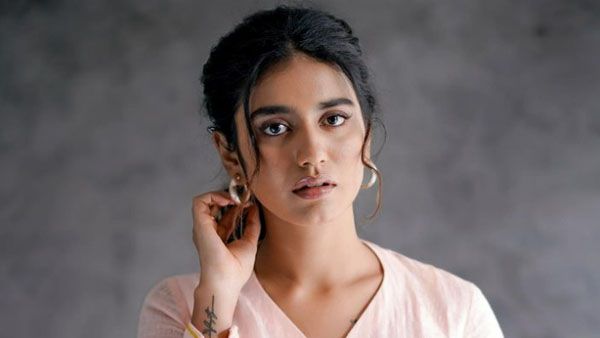 అందాల గేట్లు ఎత్తేసిన ప్రియా ప్రకాశ్: ఎద నుంచి థైస్ వరకూ ఫ్రీ షో