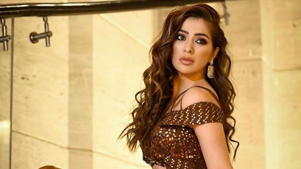 సెల్ఫీలతో బాలయ్య బ్యూటీ హాట్ షో.. అవి మాత్రమే ఫోకస్ చేస్తూ కొంటెగా!