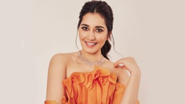 Rashi Khanna: తగ్గేదే లే అంటున్న రాశీ ఖన్నా హాట్ షో.. అవే చూపిస్తూ ఫొటోలు!