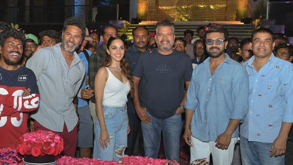 Ram Charanకు స్పెషల్ సర్ ప్రైజ్.. సాంగ్ షూటింగ్ తర్వాత అలా.. పిక్స్ వైరల్!