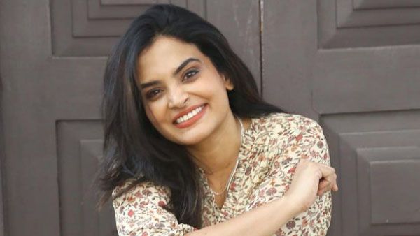 పరువాల గేట్లు ఎత్తేసిన సరయు: ముందుకు పడుకుని మరీ ఎద అందాల ప్రదర్శన