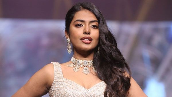 స్లీవ్ లెస్ బ్లౌజ్ లో శివాని రాజశేఖర్ బోల్డ్ షో.. వెనక్కి తిరిగి అది చూపిస్తూ కొంటెగా!