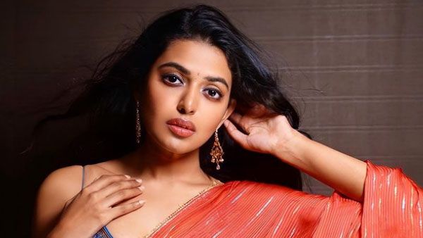 శివాని రాజశేఖర్ హాట్ ట్రీట్.. చీర కొంగు జరిపి మరి అవి చూపిస్తూ పోజులు!