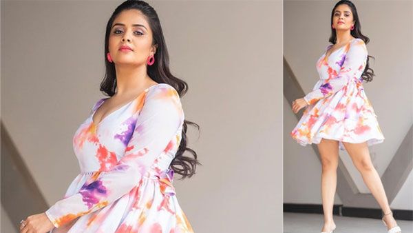 ఊహించని విధంగా శ్రీముఖి హాట్ షో.. పొట్టి డ్రెస్సులో థైస్ పైవరకు చూపిస్తూ పోజులు!