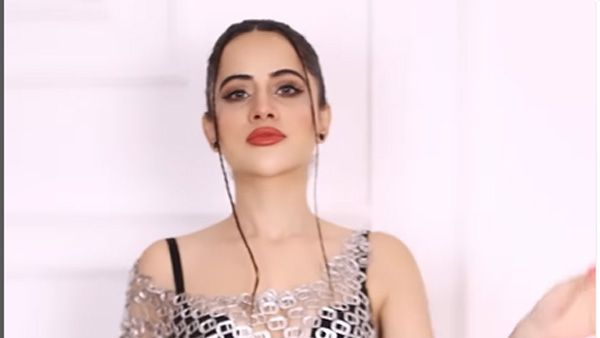 కింద ఏం లేకుండా బిగ్ బాస్ బ్యూటి ఓపెన్ షో.. ఆ ప్రైవేట్ పార్ట్ కనిపించేలా ఘోరంగా!